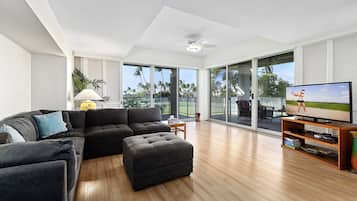 Villa, 2 habitaciones | Área de sala de estar | Smart TV y impresora