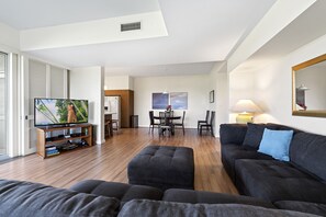 Villa, 2 soverom | Oppholdsområde | Smart-TV og printere