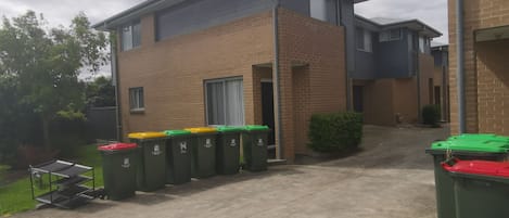 المنطقة المحيطة بالمنشأة