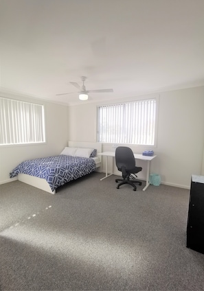 3 habitaciones, escritorio y tabla de planchar con plancha 
