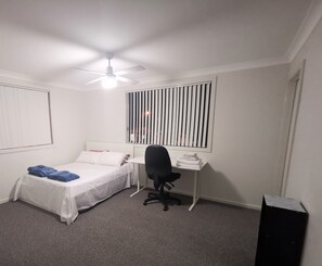 3 chambres, bureau, fer et planche à repasser, lit parapluie