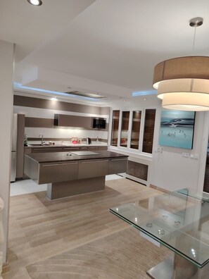 Refrigerador, microondas, horno y parrilla de estufa 