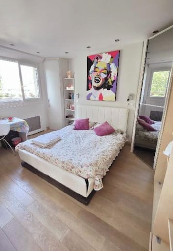 Large double bed in a very cosy bedroom
