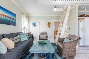 Smart TV, DVD player, stereo - Coastal Tranquility: Beautiful Condo Offering Poolside Serenity Near Beach (Pensacola)