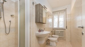 A bathroom with a shower, sink, toilet, and bidet. - Residence Bonomelli apt. no. 15 studio apartment (Bergamo)