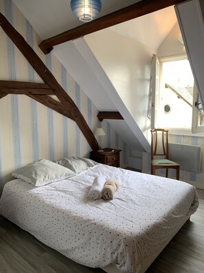 2 habitaciones, cuna de viaje y ropa de cama 