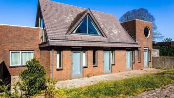 5 bedrooms, iron/ironing board