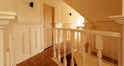 Beautiful American Style Villa With Heated Pool and Jacuzzi