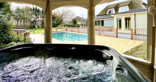 Beautiful American Style Villa With Heated Pool and Jacuzzi