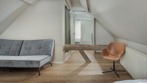 Room - Large Fully Renovated Farmhouse With Indoor Swim spa and Sauna (Follega)