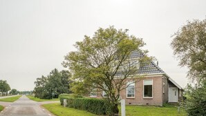 Room - Large Fully Renovated Farmhouse With Indoor Swim spa and Sauna (Follega)