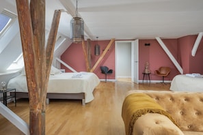 Room - Large Fully Renovated Farmhouse With Indoor Swim spa and Sauna (Follega)