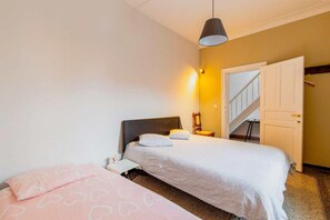 6 habitaciones y tabla de planchar con plancha 
