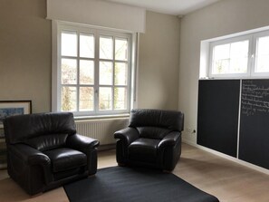 6 bedrooms, iron/ironing board