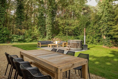 Beautiful English Villa With Hottub