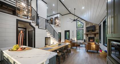 2 Suites & Bunks | Hot Tub, Firepit & Lounge Pool