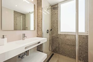 Bañera con ducha, toallas