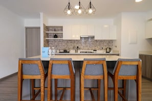 Geladeira, micro-ondas, fogão, cooktop