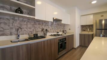 Frigorifero, microonde, forno, piano cottura