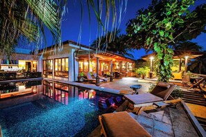 A modern outdoor pool area with lounge chairs and a bar area. - Beachfront 4bd Villa Private Pool, Koi pond and BBQ-Casa Sirena (Tamarindo)