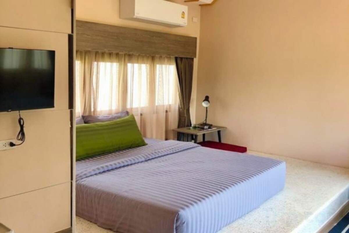 WiFi (free), bed sheets