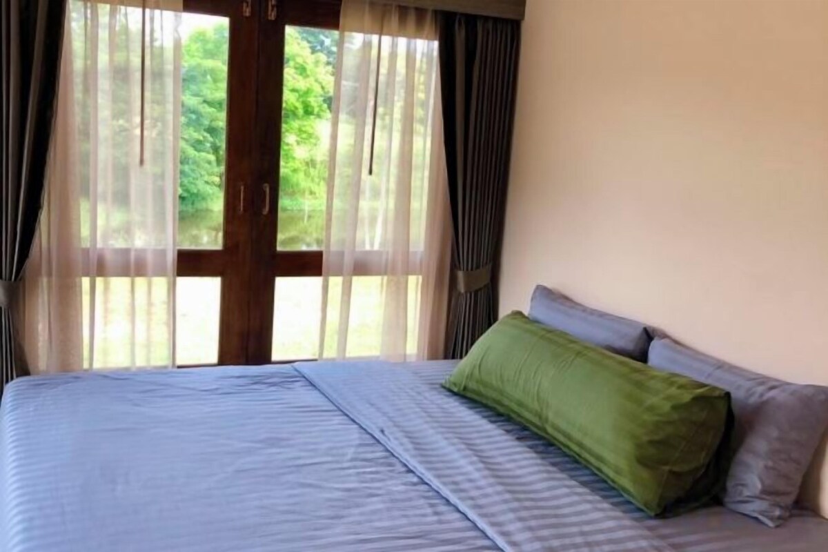 WiFi (free), bed sheets