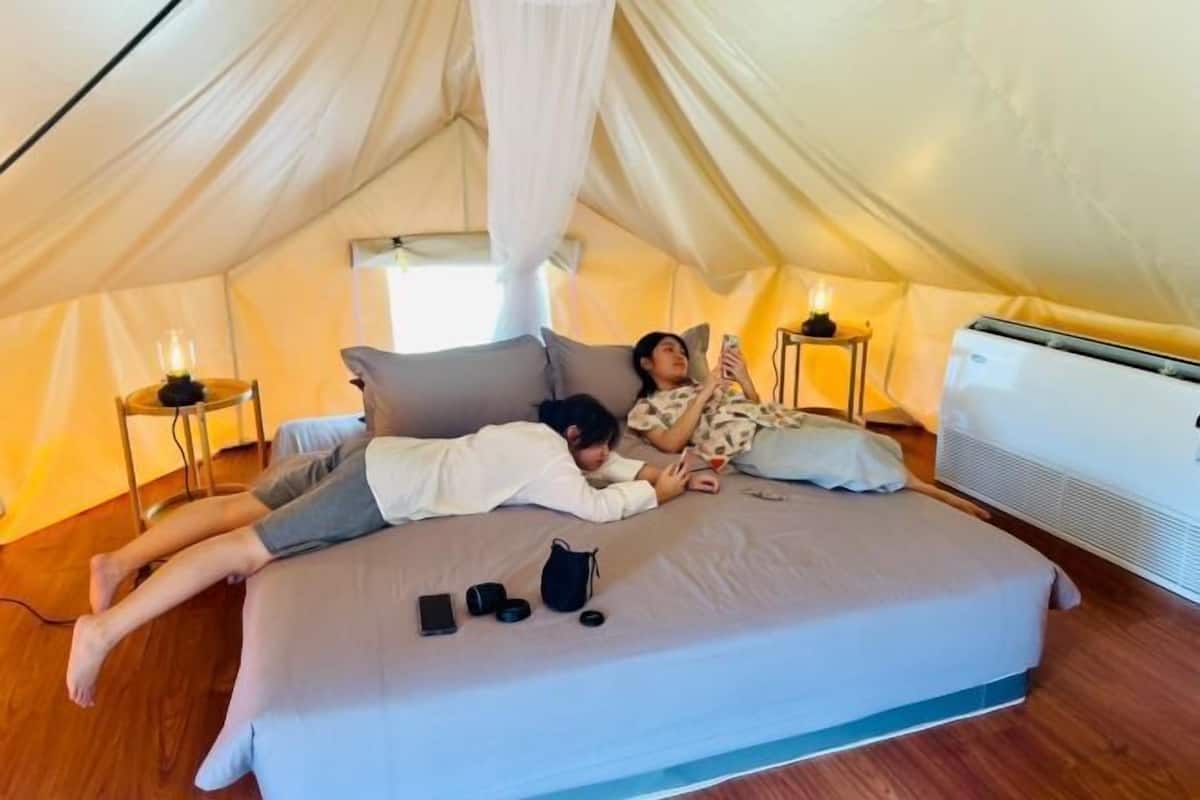Free WiFi, bed sheets