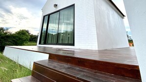 Hillside Chalet | Terrasse/patio