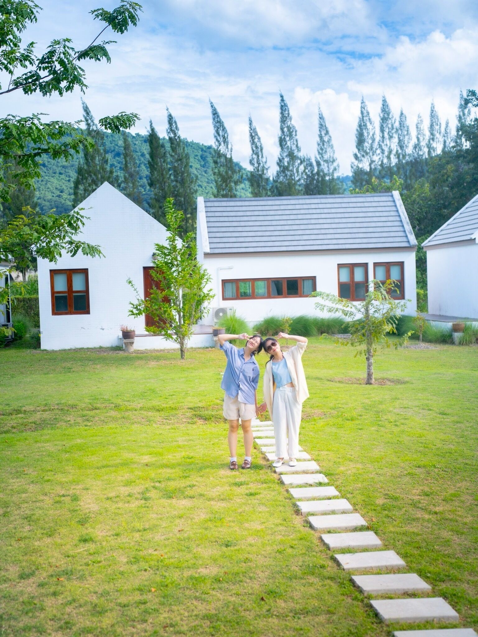 สนามรอบบริเวณ