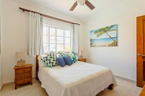 2 chambres, bureau, fer et planche à repasser, lit de bébé portatif