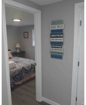 Room - BRAND NEW ★ TAMPA WATERFRONT - Pets, boat & kayaks - (Town 'n' Country)