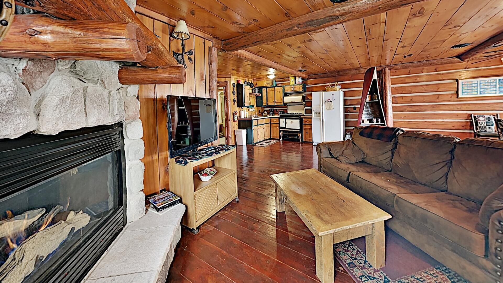 Cabin, Multiple Beds, Kitchen | Living area | 40-inch TV with cable channels