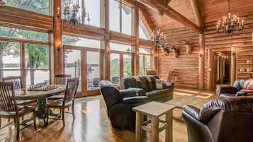 Kabin, Beberapa Tempat Tidur, dapur | Ruang keluarga | Televisi 40-inci dengan saluran TV kabel