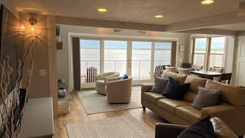 Cabin, Multiple Beds | Living area | 40-inch TV with cable channels