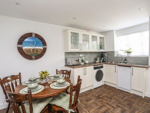 Cottage | Private kitchen | Fridge, microwave, dishwasher, electric kettle - Y Goedwig (Llanfairpwllgwyngyll)