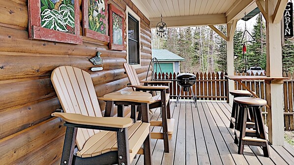 Outdoor dining - Little House In The Big Woods (Hayward)