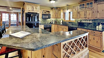 Cabin, Multiple Beds, Kitchen | Private kitchen | Fridge, microwave, oven, stovetop