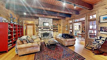 Cabin, Multiple Beds, Kitchen | Living area | 40-inch TV with cable channels