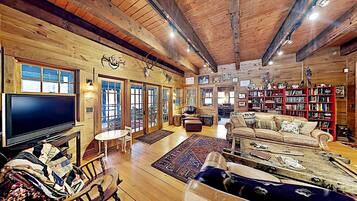 Cabin, Multiple Beds, Kitchen | Living area | 40-inch TV with cable channels