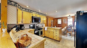 Cabaña, varias camas, cocina | Cocina privada | Refrigerador, microondas, horno y parrilla de estufa 