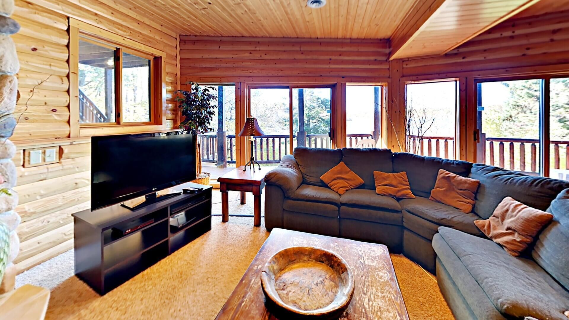 Cabin, Multiple Beds, Kitchen | Living area | 40-inch TV with cable channels