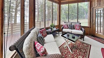 Cabin, Multiple Beds, Kitchen | Living area | 40-inch TV with cable channels