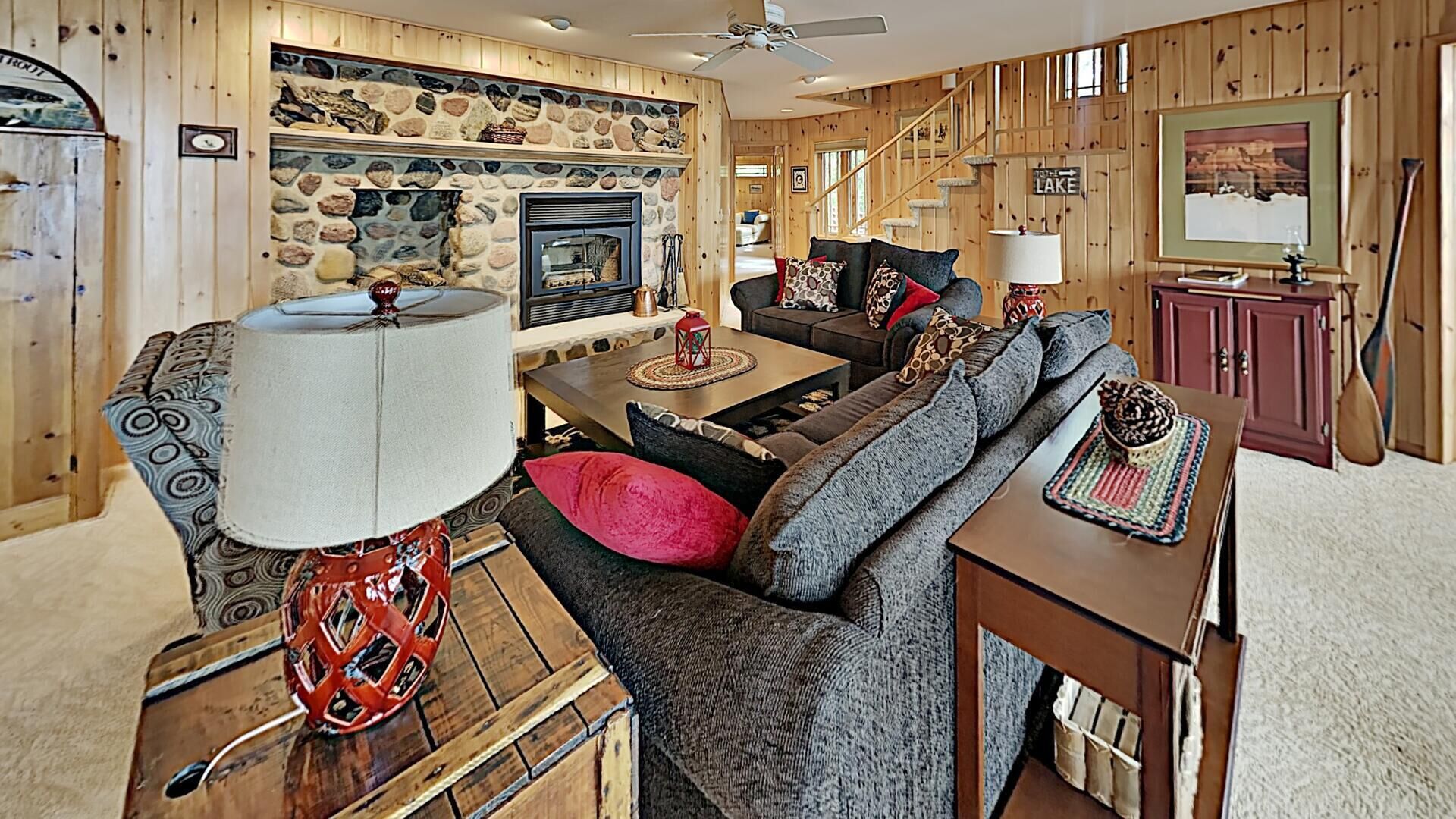 Cabin, nhiều giường, bếp | Khu phòng khách | TV 40-inch có truyền hình cáp 