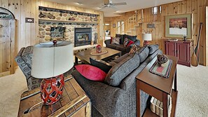 Cabin, nhiều giường, bếp | Khu phòng khách | TV 40-inch có truyền hình cáp 