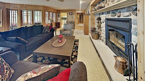 Cabaña, varias camas, cocina | Zona de estar | Televisión de 40 pulgadas con canales por cable