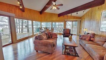 Cabin, Multiple Beds, Kitchen | Living room | 40-inch TV with cable channels