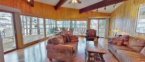 Cabaña, varias camas, cocina | Sala de estar | Televisión de 40 pulgadas con canales por cable