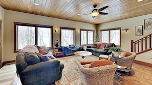 Hytte, flere senger, kjøkken | Oppholdsområde | En 40-tommers TV med kabel-kanaler