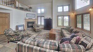 Cabaña, varias camas, cocina | Área de sala de estar | Televisión de 40 pulgadas con canales por cable 