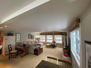 Cabaña, varias camas, cocina | Área de sala de estar | Televisión de 40 pulgadas con canales por cable 